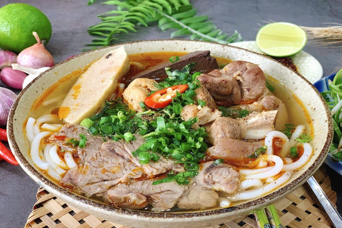 Charakteristisch für Bun Bo Hue ist die reichhaltige Brühe und die duftenden Fleischscheiben 