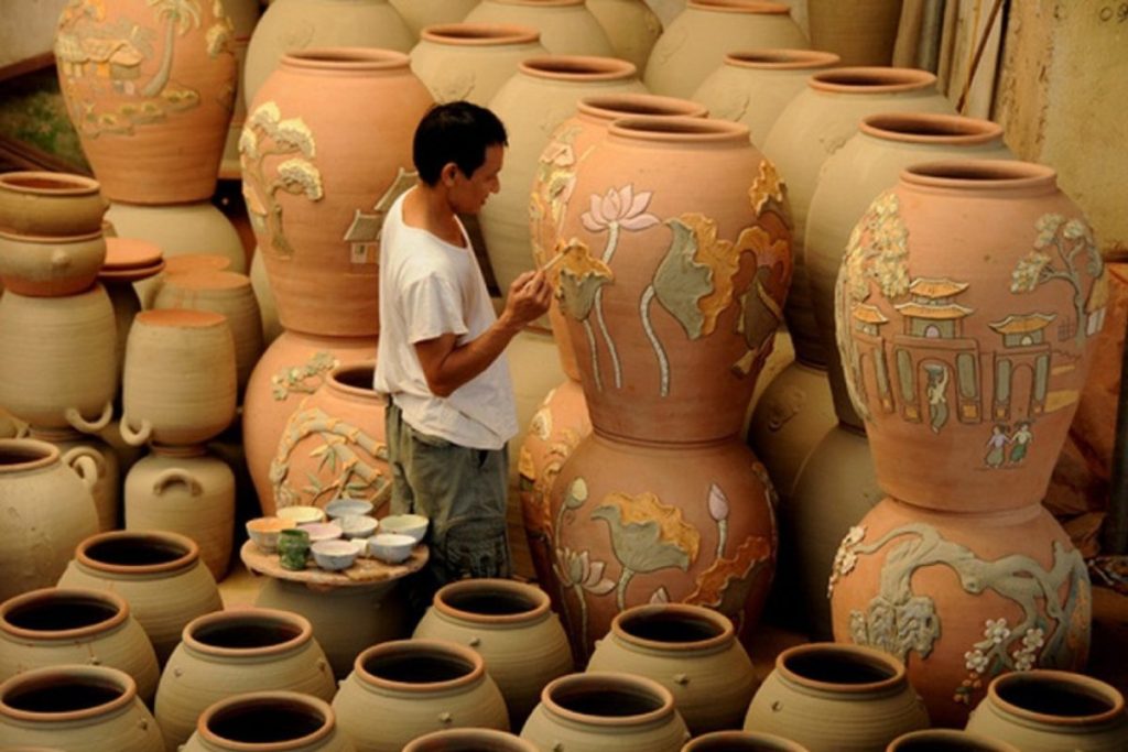 El Aldea de la cerámica de Bat Trang - uno de los Aldeas artesanales de Vietnam (Fuente: Departamento de Turismo de Hanói)