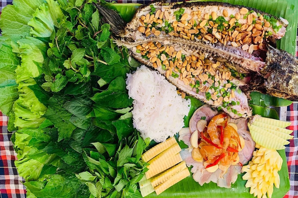 Gegrillter Schlangenkopffisch ist eine attraktive Delikatesse aus der Region Südvietnam 