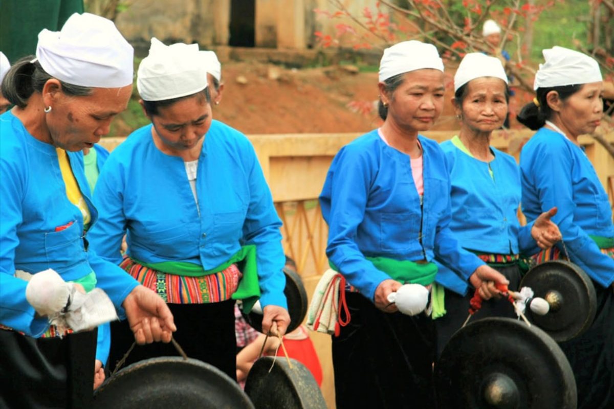 Muong-Frauen spielen Gongs