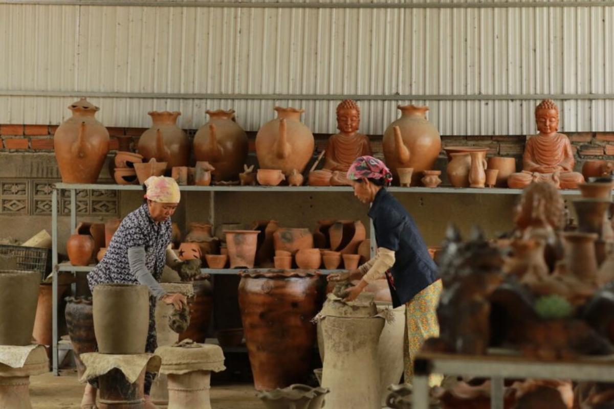 Métiers d'artisanat de poterie de Bau Truc (Source Vietnamplus)
