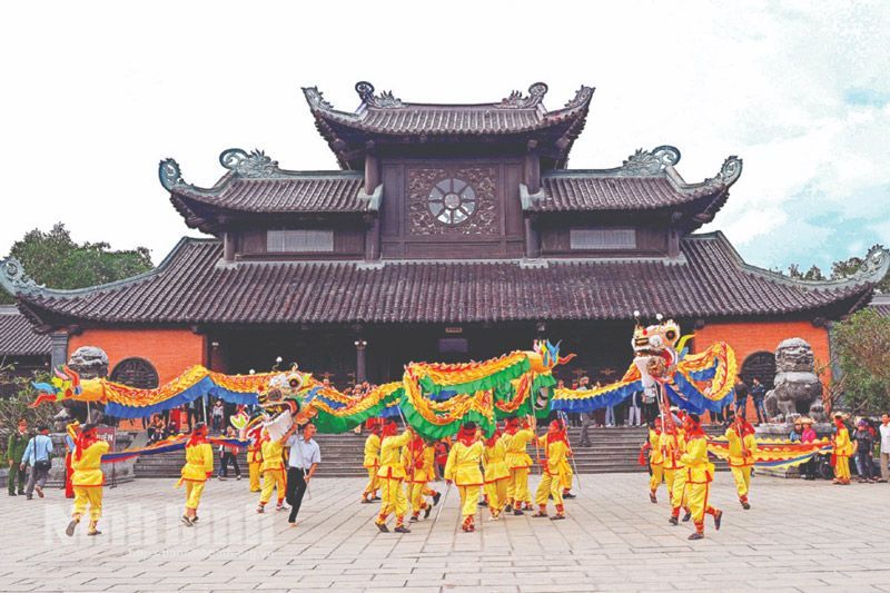 ¿Qué hacer en Ninh Binh? Festival en Hoa Lu: una de las principales atracciones de Ninh Binh (Fuente: periódico de Ninh Binh)
