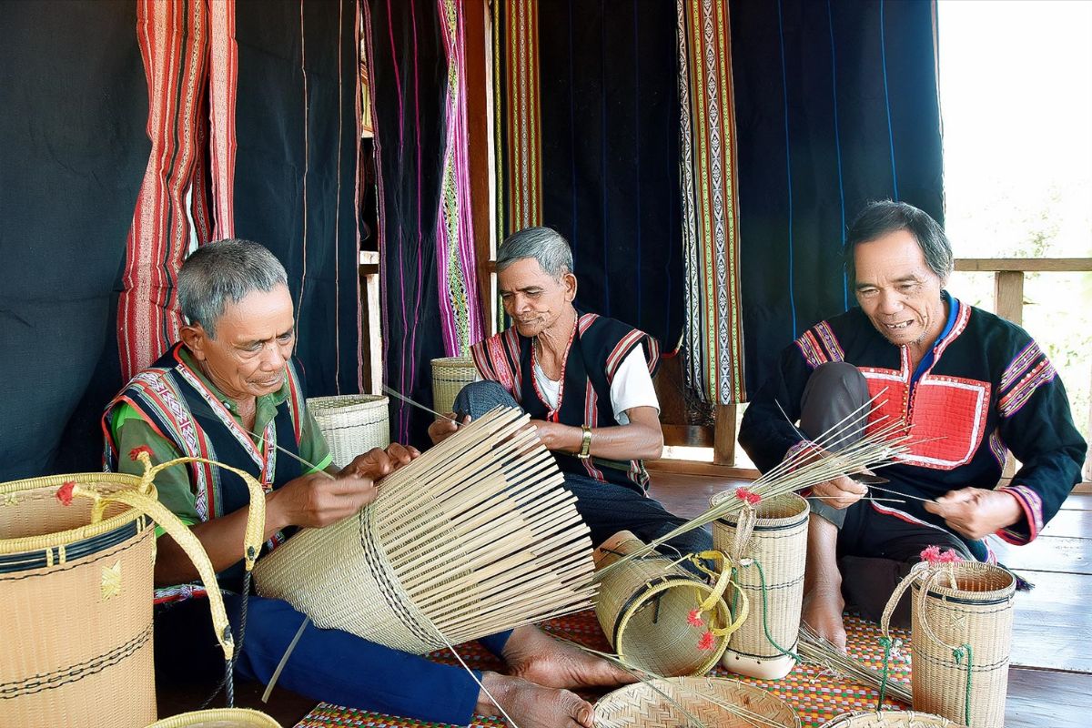 Des artisans ethniques tissent des paniers en bambou