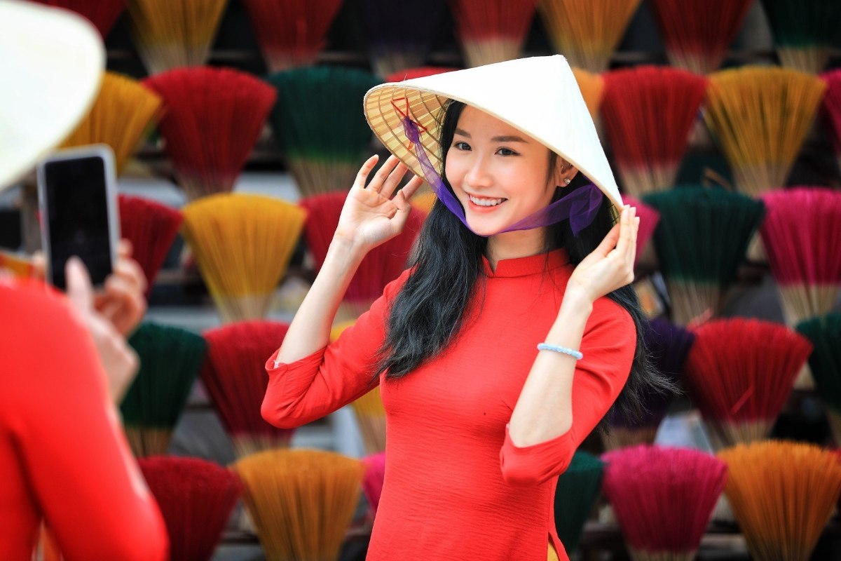 La combinaison parfaite entre le chapeau conique, la robe traditionnelle "áo dài" et les encens vietnam