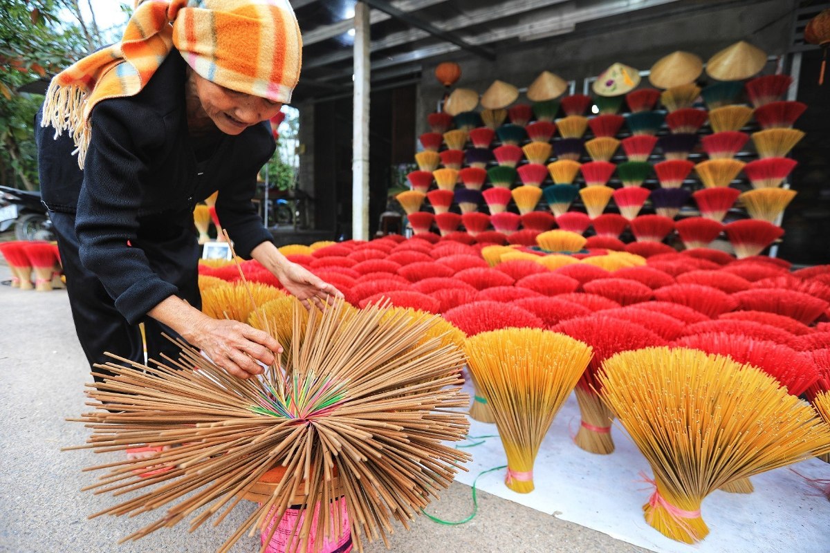 L’encens vietnam avec des bâtons colorés ressemble à une fleur épanouie pleine de vie (Photo : VNA).