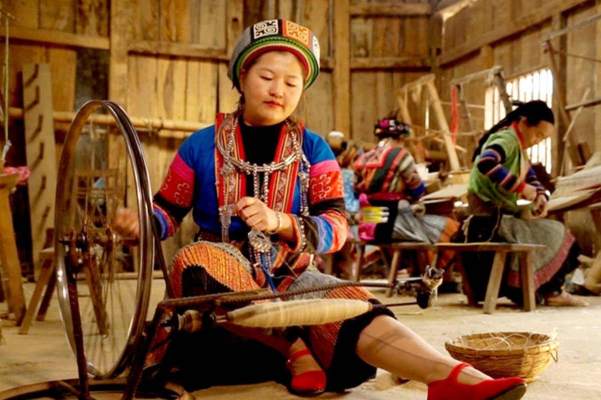 Les Hmongs continuent de perpétuer la tradition du tissage du lin.