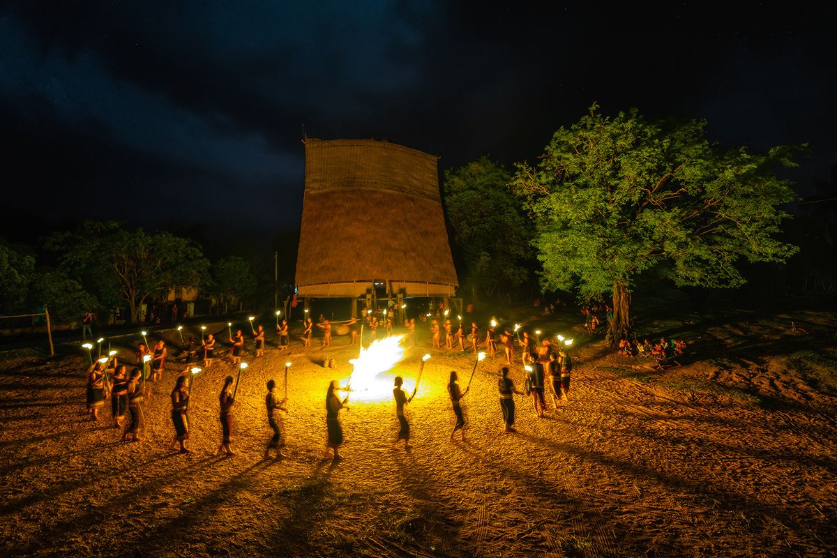 Les peuples ethniques dansent autour du feu pendant le festival du Gongs