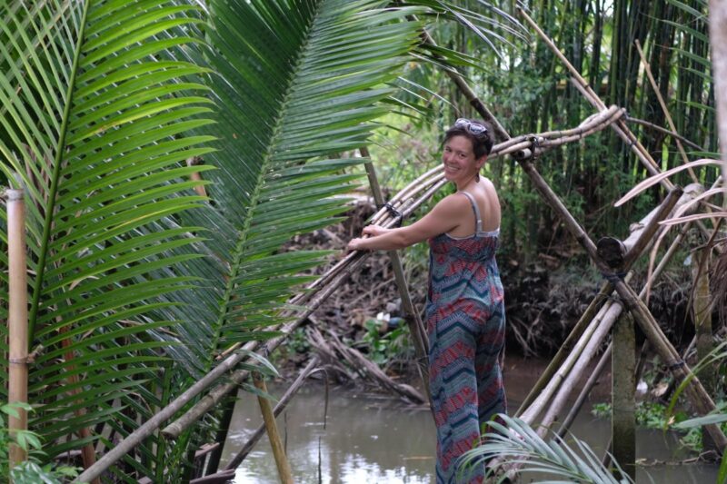 L'expérience de traverser un pont de bambou pour accéder à un verger de fruits