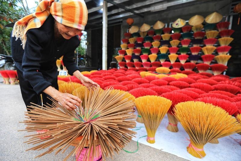 El incienso de Vietnam con varitas de colores parece una flor abierta y llena de vida (Foto: VNA).