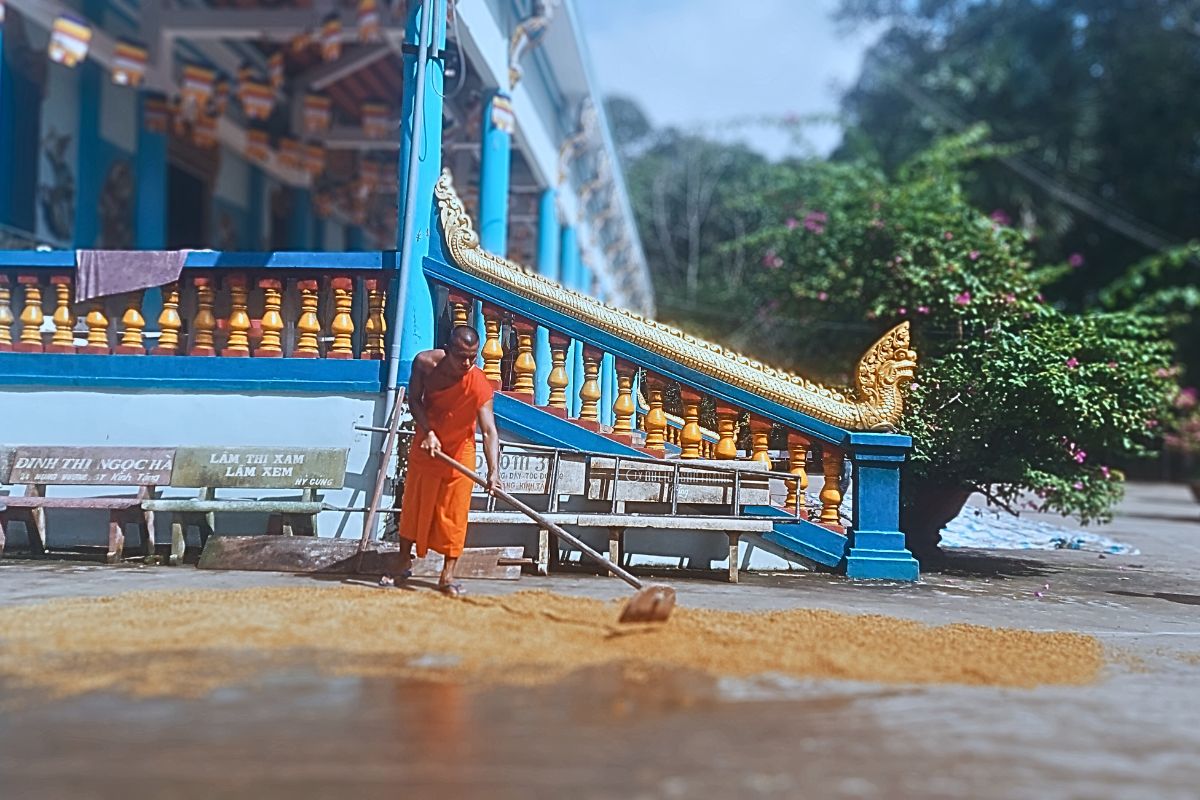 rencontre avec un personnage au Vietnam - le moine à la pagode khmère