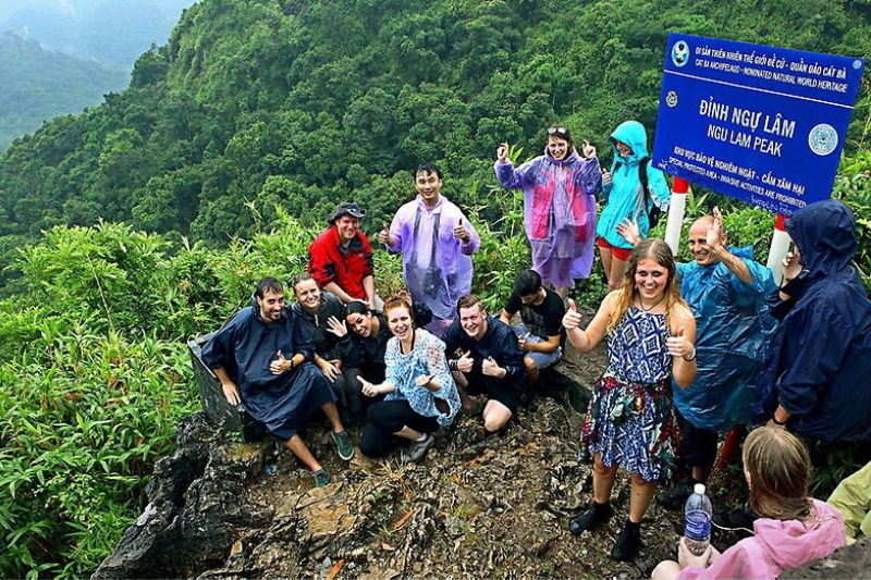 Conquérir le sommet Ngu Lam dans le parc national de Cat Ba