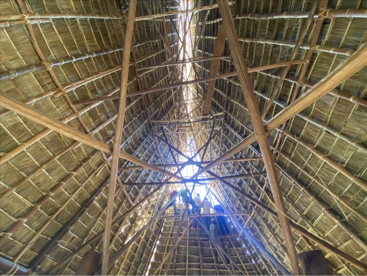 La structure du toit des maisons Rông vue de l’intérieur est composée uniquement de bois, de bambou, de paille, de roseaux et de cordes en rotin (Source: Le Journal de Dan Toc)