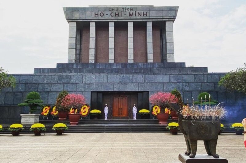 ¿Qué hacer en Hanói? Visita el Mausoleo de Ho Chi Minh.