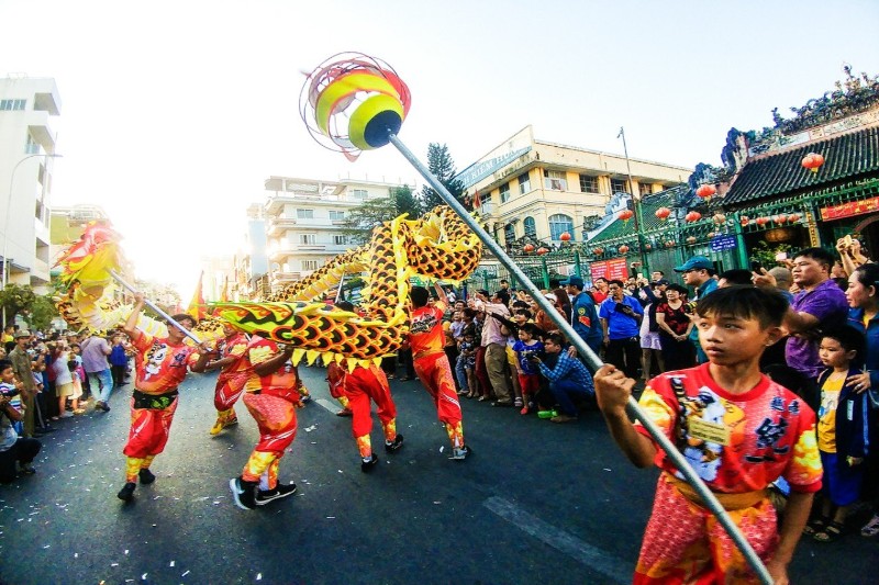 La danse de lion-dragon à Saigon