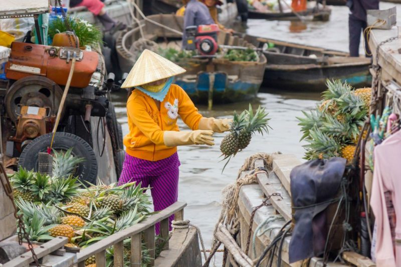 marché flottant dans le delta du Mekong - Can Tho