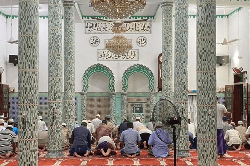Musulmans au Vietnam priant dans une mosquée