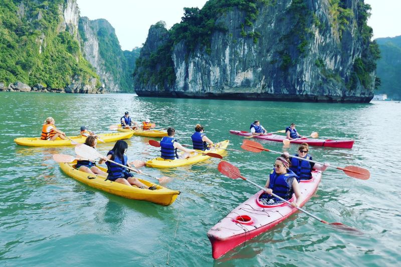 Kayak en la bahía de Ha Long