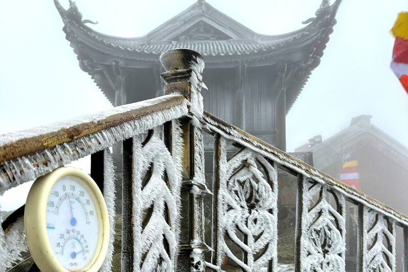 Le temple Đong est recouvert de glace et de neige en hiver