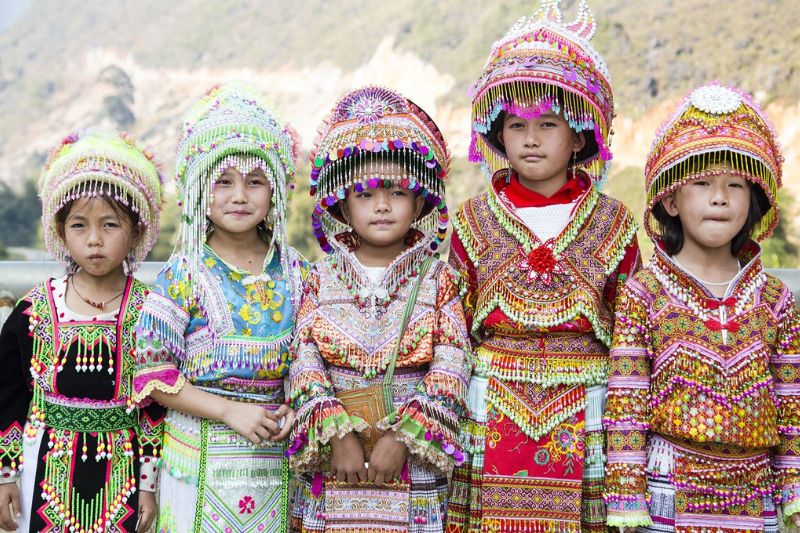 Niños H'mong con trajes tradicionales.