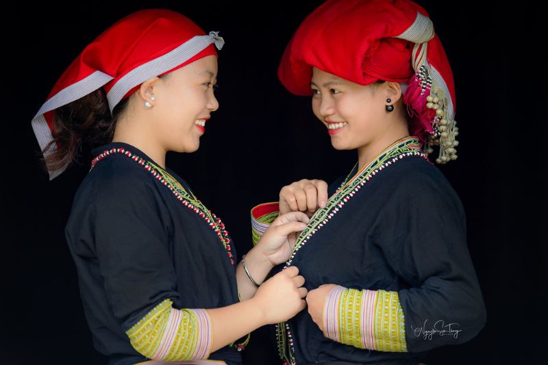 Mujeres de Red Dao en Sapa con trajes tradicionales