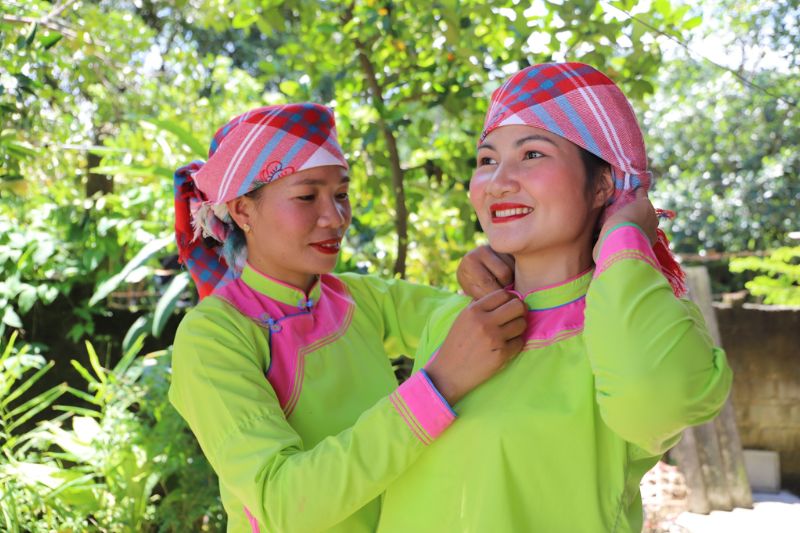 Las mujeres de Giay en Sapa con trajes tradicionales.