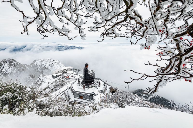 Estatua gigante del Buda Amitabha en Fansipan en medio del invierno nevado.