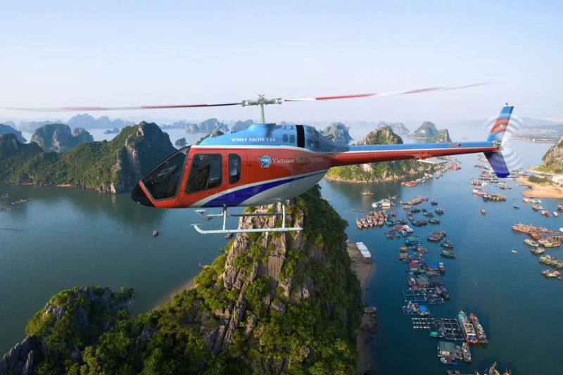 Survol en hélicoptère de la baie d'Ha Long
