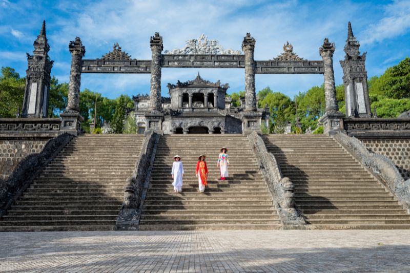 Ao dai y tumba del rey Hue Vietnam