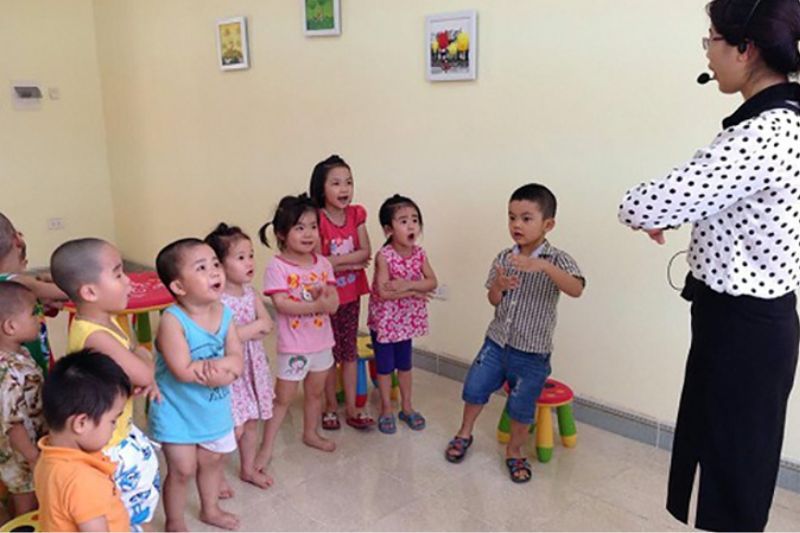 Los niños vietnamitas saludan a su maestra. Fuente de la foto: MG Ánh Hồng