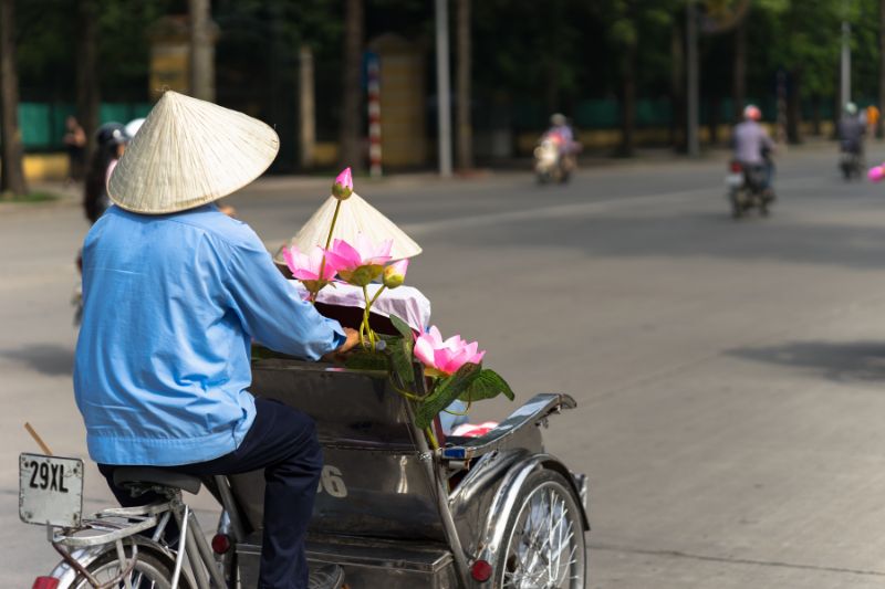chapeau conique au cyclo pousse Hanoi Vietnam