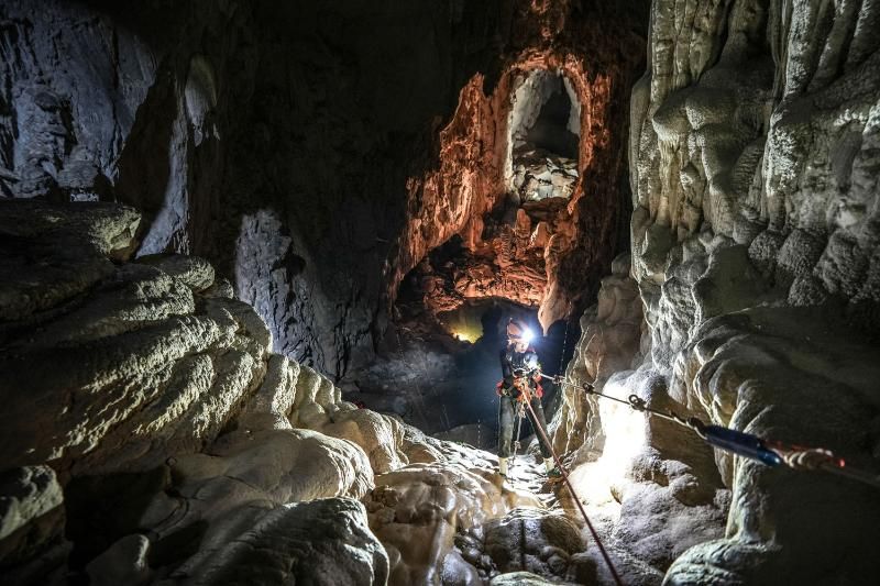 Desciende a la cueva Son Doong con equipo de seguridad.