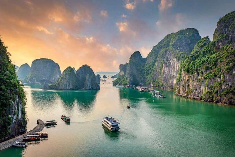 Capturez la beauté intemporelle de la baie d'Halong au Vietnam : des formations rocheuses majestueuses émergeant des eaux calmes. Un panorama envoûtant, symbole de l'émerveillement dans cette destination unique.