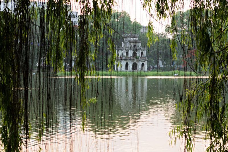 Descripción general del lago Hoan Kiem al atardecer (fuente: Timeout.com)