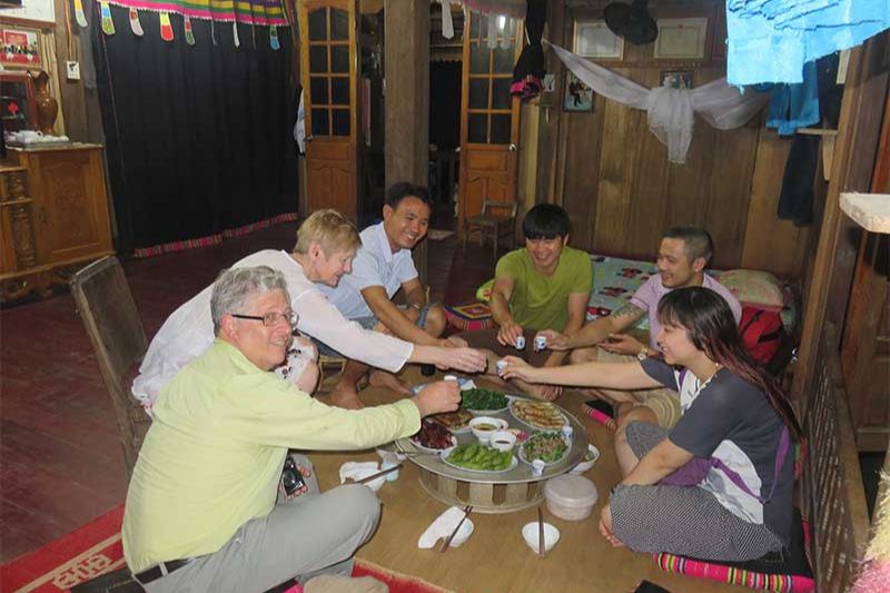 Vivez une activité authentique et incontournable au Vietnam en passant une nuit chez l'habitant. Plongez dans la vie quotidienne, partagez des repas conviviaux et tissez des liens inoubliables avec la communauté locale.