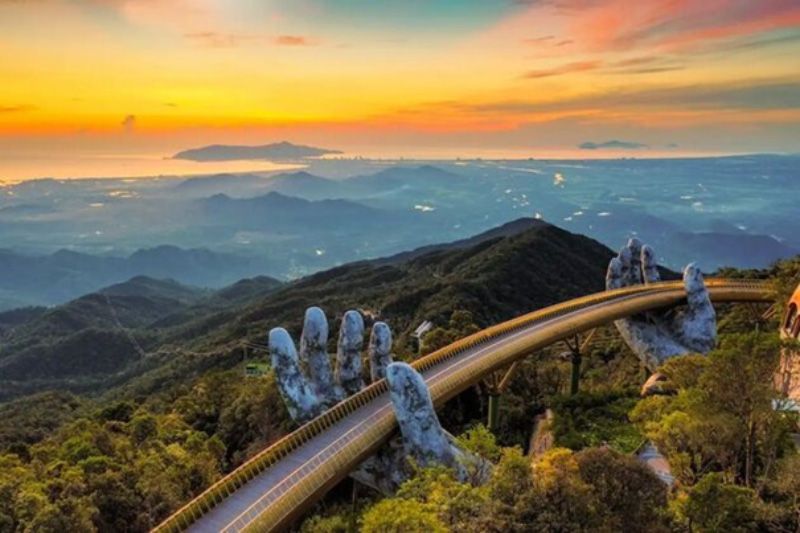 Contemplez l'activité incontournable au Vietnam avec le Golden Bridge. Une prouesse architecturale perchée dans les montagnes de Ba Na Hills, offrant une expérience visuelle exceptionnelle et féérique.