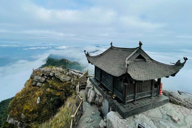 Pagoda Dong, la pagoda de bronce más grande de Asia en el monte Yen Tu (fuente: mia.vn)