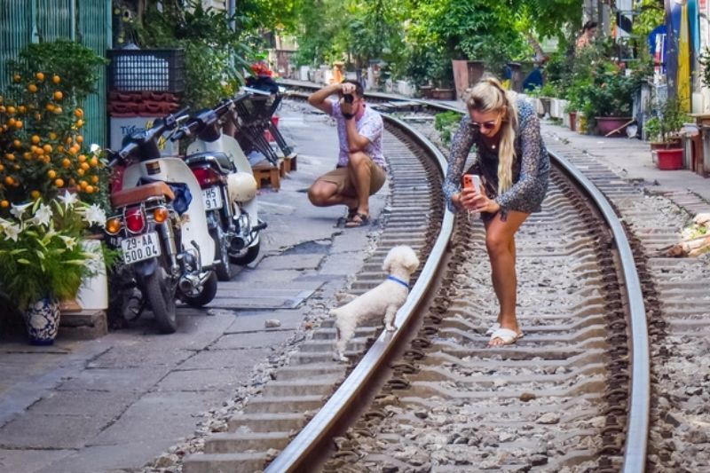 la rue du train à hanoi