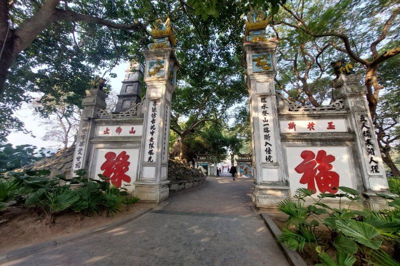 El templo Ngọc Sơn es un famoso ícono cultural y espiritual de Hanoi