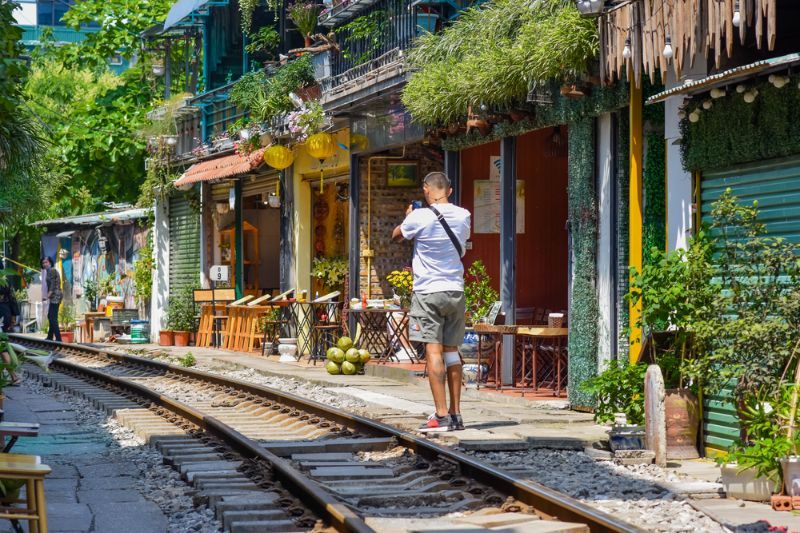 les anciennes maisons au bord de la rue du train à hanoi.