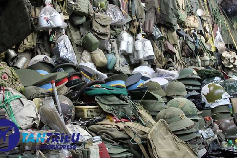 les anciens articles dans le marché dân sinh à saigon