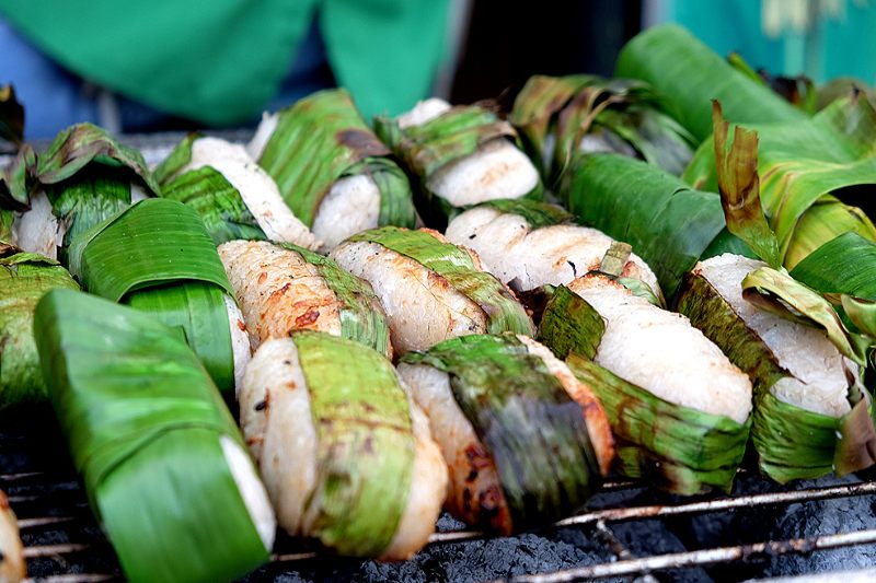 Les bananes grillées servies avec du lait de coco