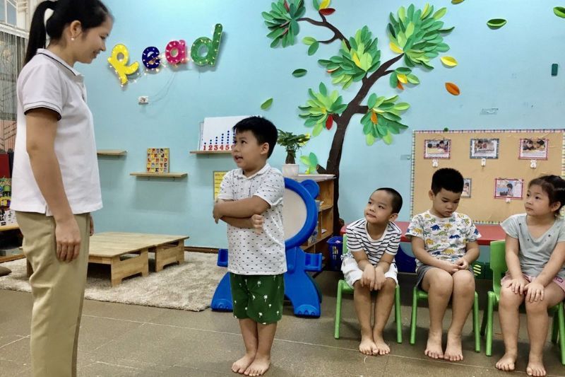les enfants vietnamiens disent bonjour à sa maitresse