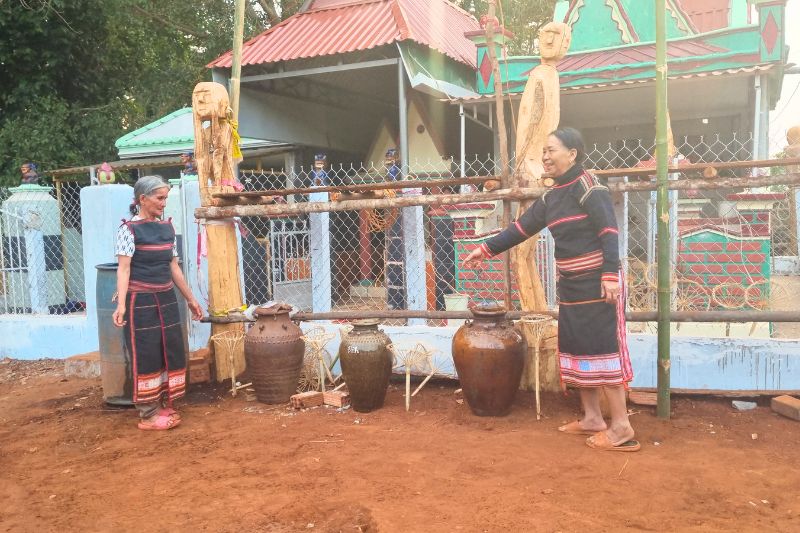 les vieilles Jarai du village préparent des offrandes pour fête de Pơ thi