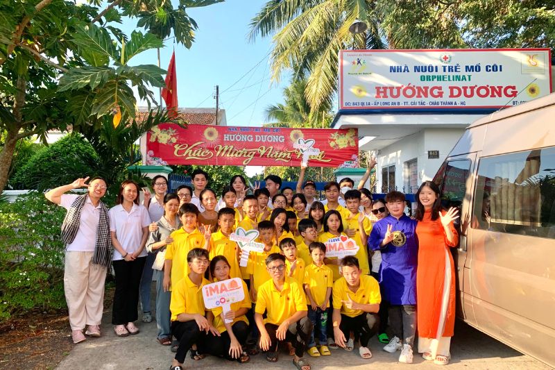 Visita a un orfanato de la agencia de viajes local Aucoeurvietnam - Imagen Travel (socio de la organización Travelife Holanda)