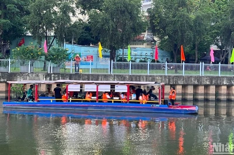 visiter ho chi minh ville - bateau sur le canal de thi nghe