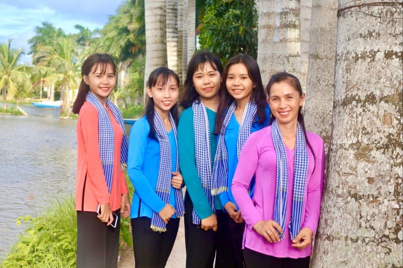 el foulard vietnam es la vestimenta diaria de los guías turísticos comunitarios en Con Son (ciudad de Can Tho)