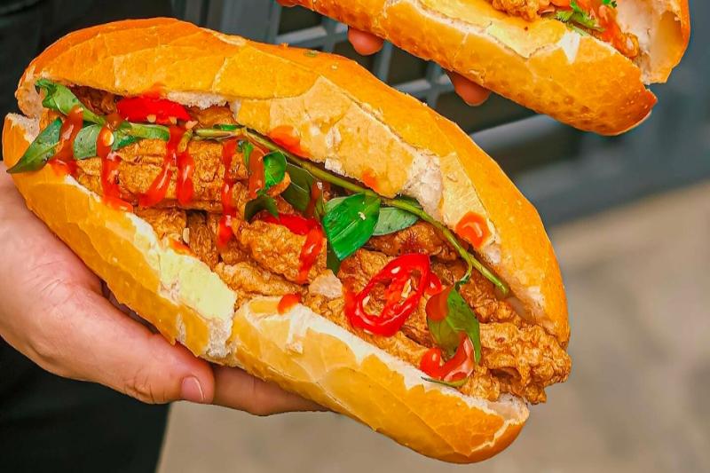 Bánh mì chả cá - una de las versiones favoritas de los jóvenes.
