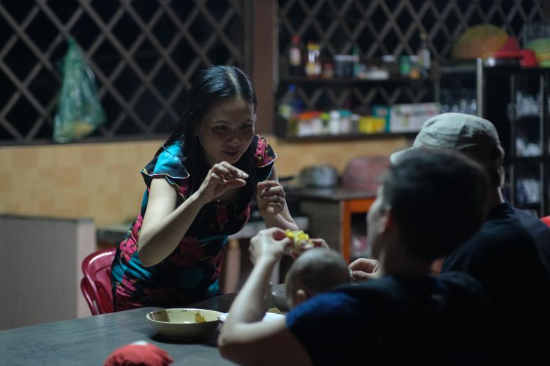 Experiencia culinaria con anfitriones: un gran momento en un viaje familiar.