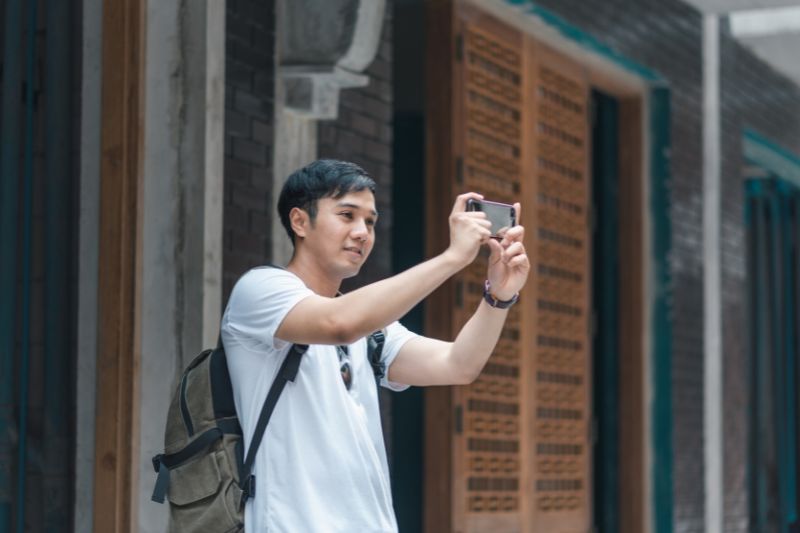 Touriste prenant une photo dans la rue