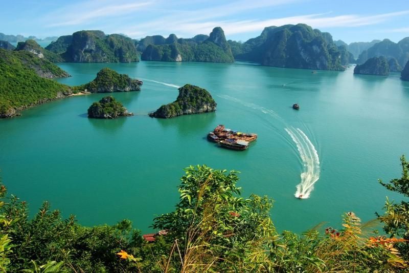 la vista desde la isla de cát bà es impresionante.